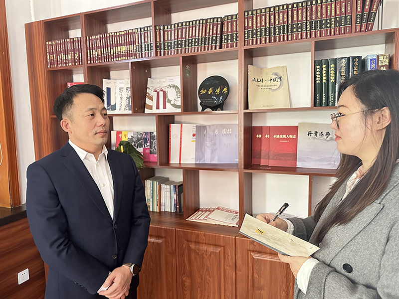 李勇接受记者采访。