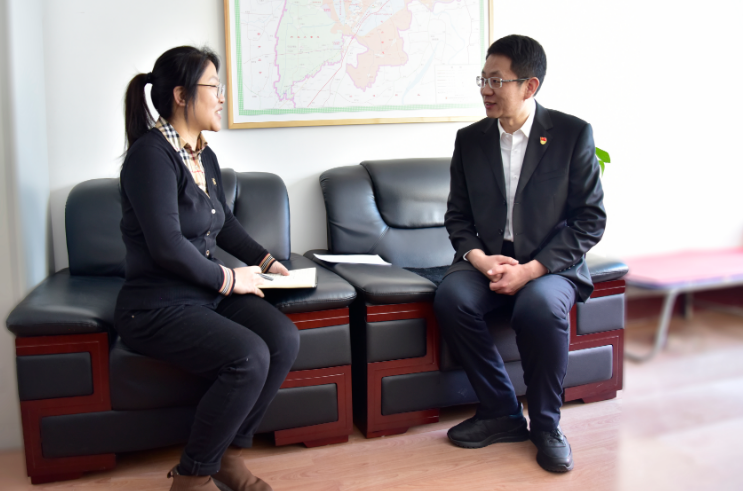 何涛接受记者采访。