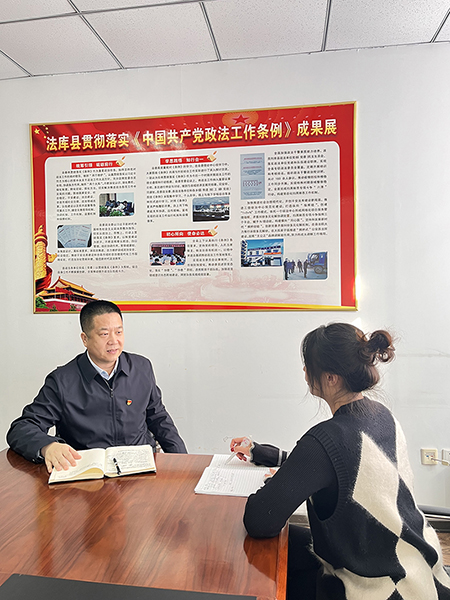 罗聃接受记者采访。