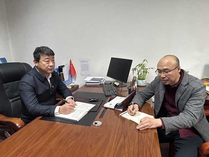 王昕晖接受记者采访。