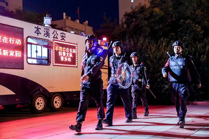 本溪市公安局巡特警夜巡市政府广场。
