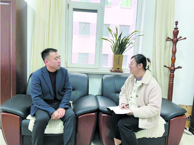 周海江接受记者采访。副本