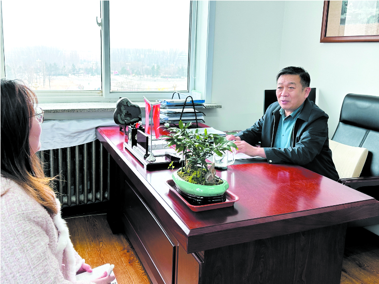 马春山接受记者采访。副本