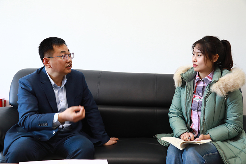 任延军接受记者采访。