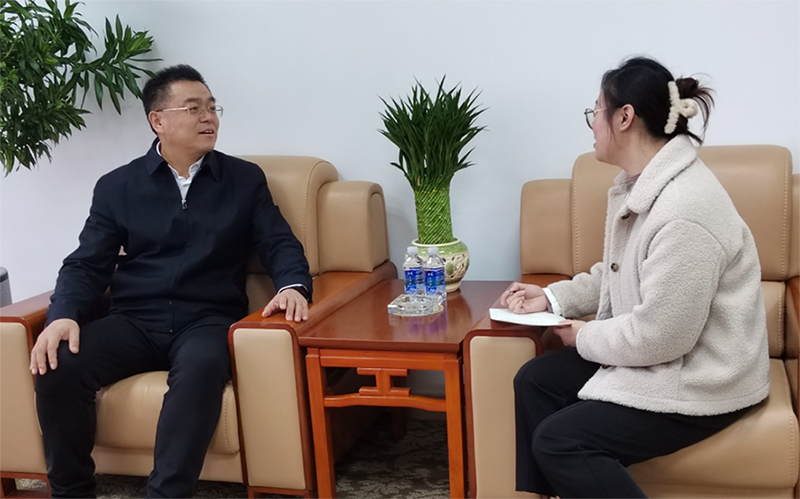 李春忱接受记者采访。