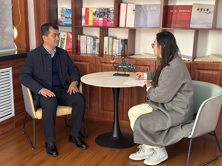 刘兴伟接受记者采访。