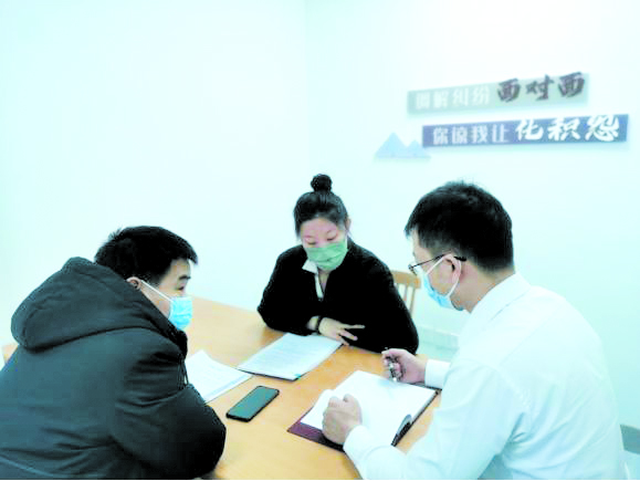 配文1：沈阳市司法局工作人员进行行政复议立案前调解。