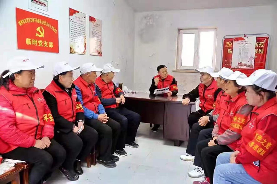 配文2：史继权为“红色之光”巡逻队员讲党课。