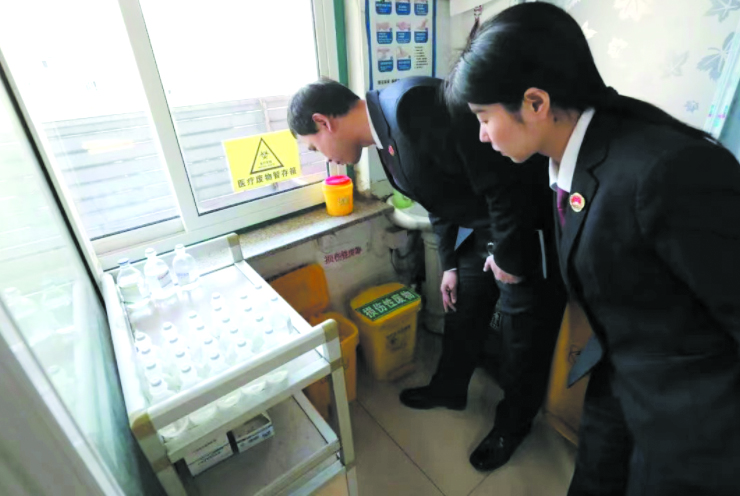 检察干警实地查看医疗废物处置情况。副本