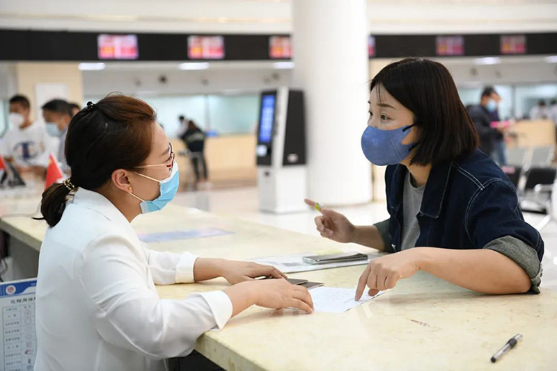 沈阳市政务服务中心工作人员为企业办理变更业务。