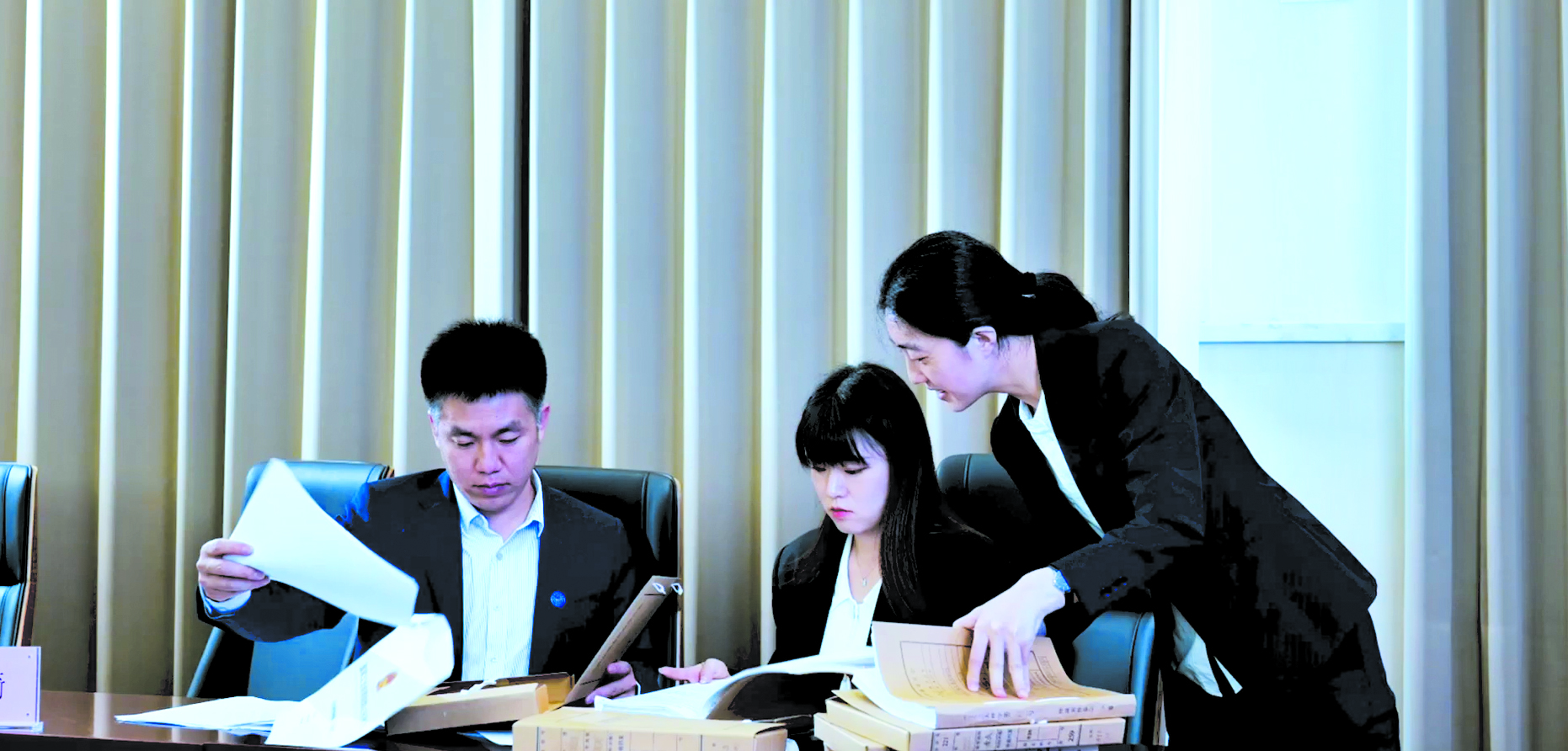 仲裁秘书正在研究案件。副本