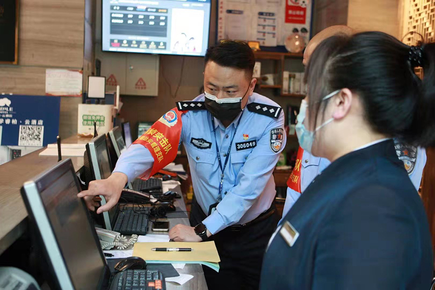 民警检查场所并指导工作