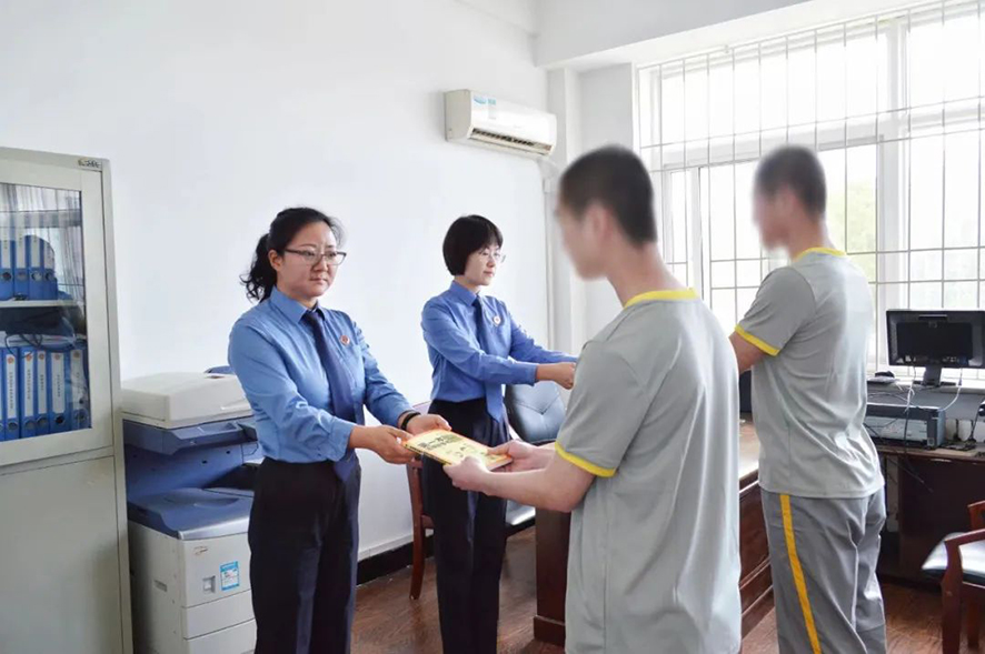 检察官赠送法律书籍