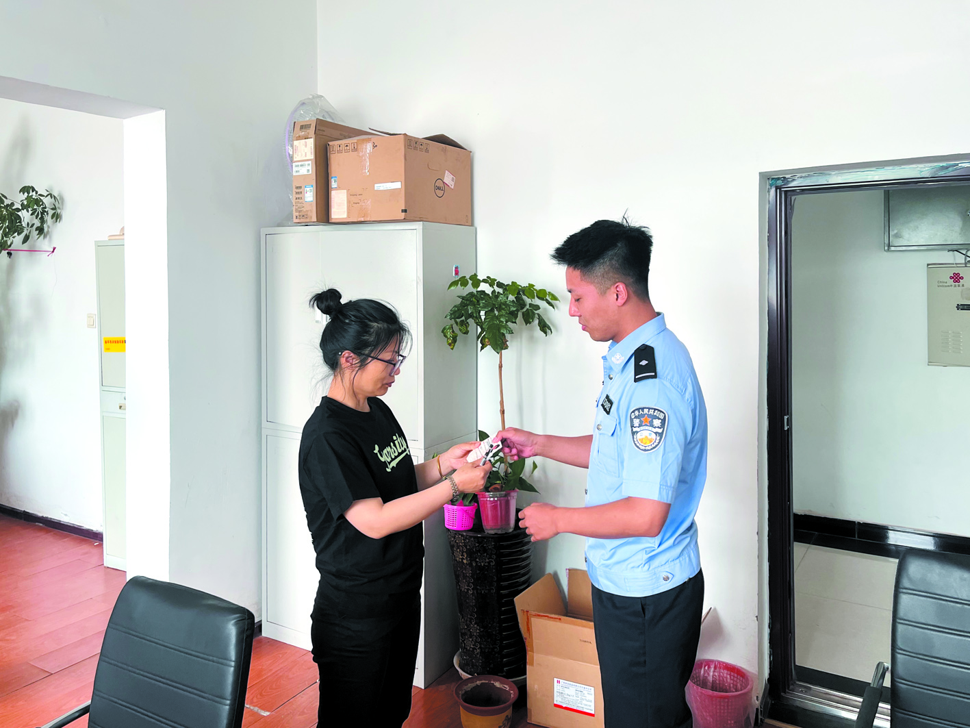 张钰将居住证送到当事人手中。