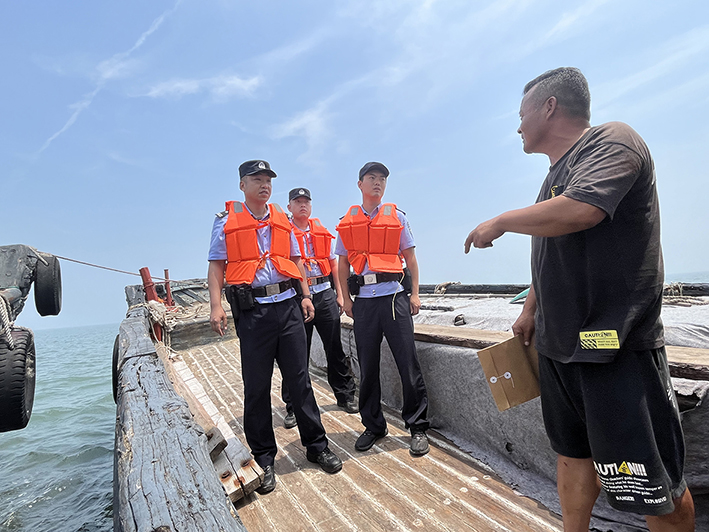 民警在检查海上船只。