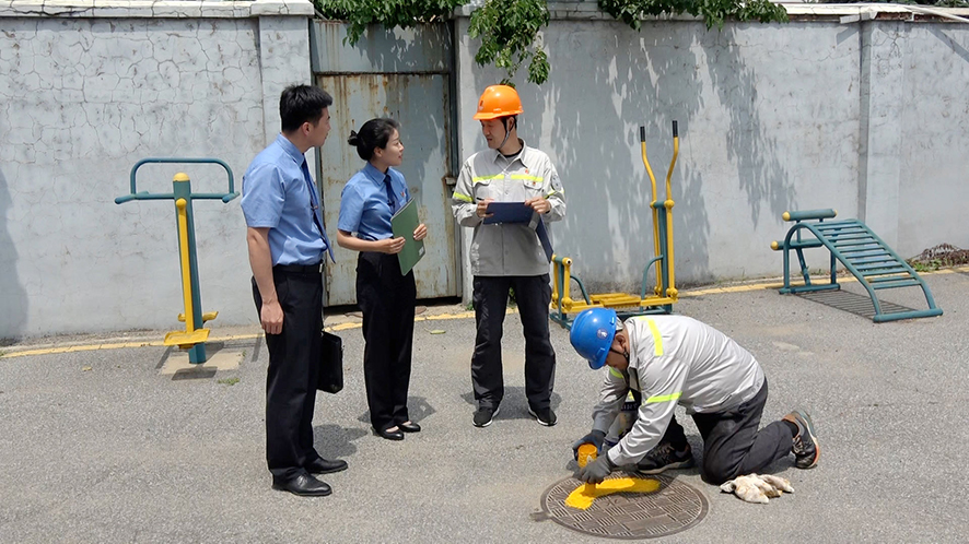 抚顺市人民检察院检察官到抚矿炼油厂区内查看窖井盖管理情况