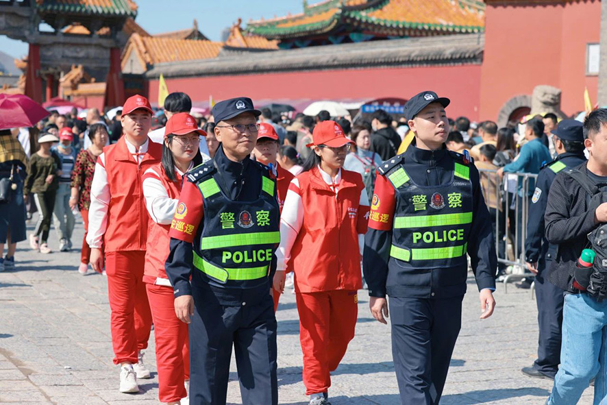 沈阳公安民警在景区巡逻 本报记者 王聪 摄