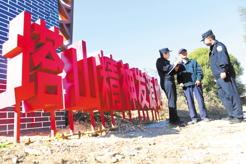 民警在走访塔山精神发源地时，听老人讲战斗故事。