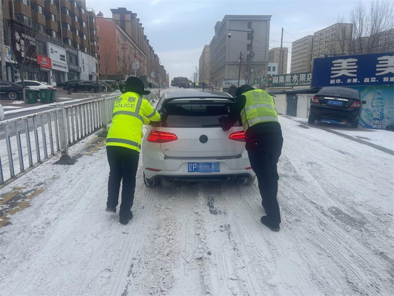 公安民警雪中推车