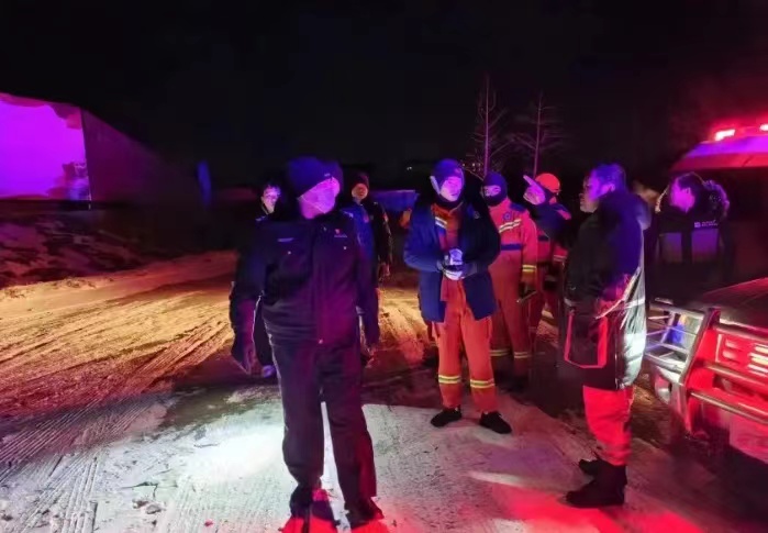 救援队伍在山脚下集结准备登山救援