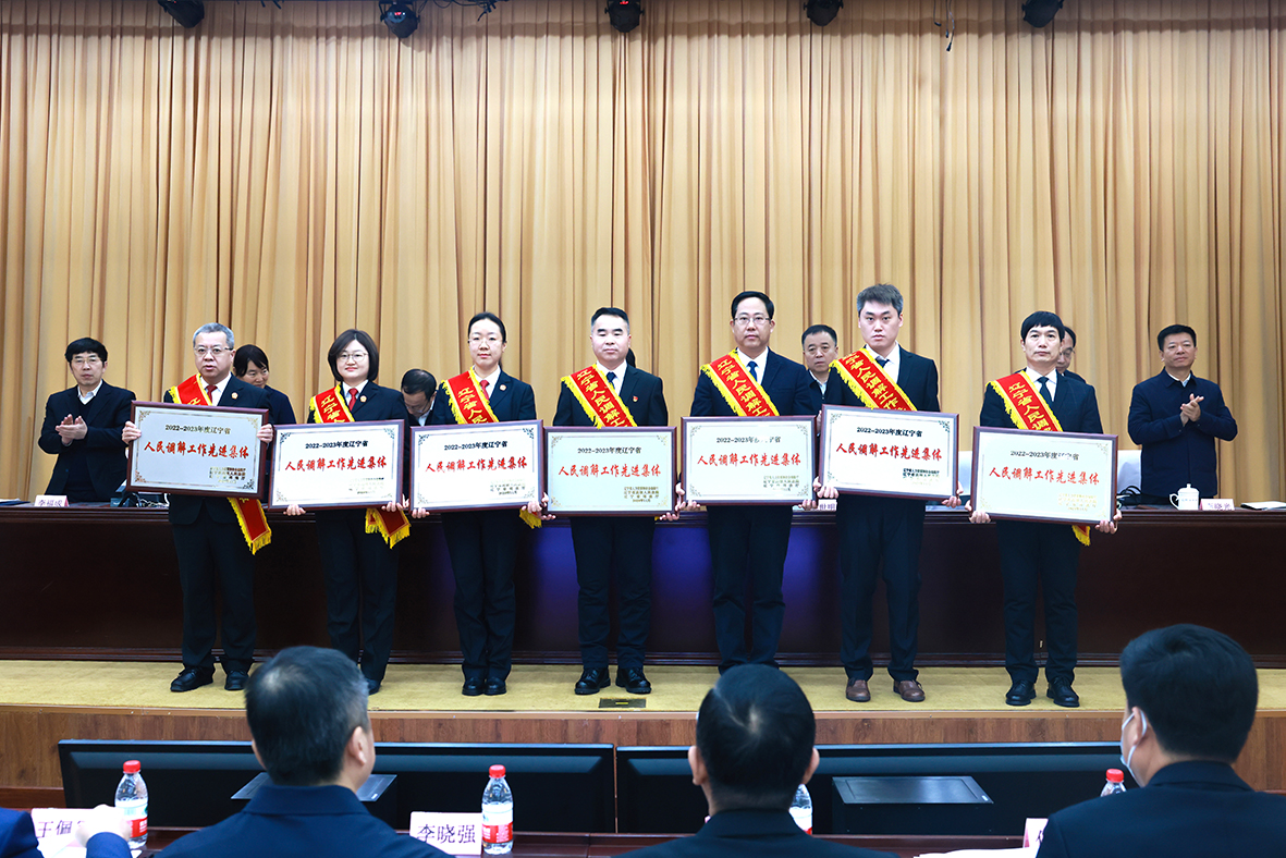先进集体代表上台领奖 孟浩 摄