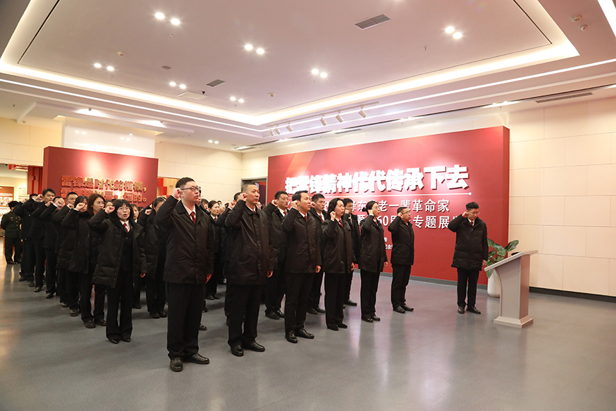 2023年2月28日，抚顺市检察院全体干警到抚顺市雷锋纪念馆参观学习，重温入党誓词