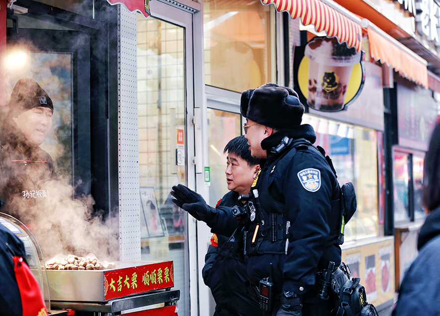 民警叮嘱商家注意消防安全
