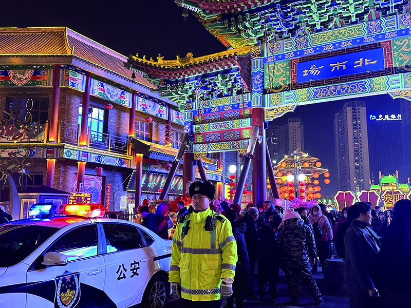 交警在北市场执勤 头题片