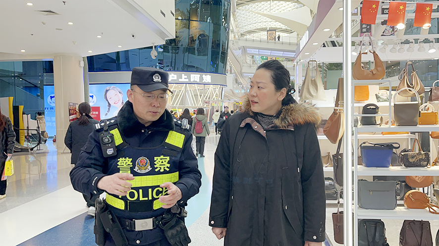 记者采访民警