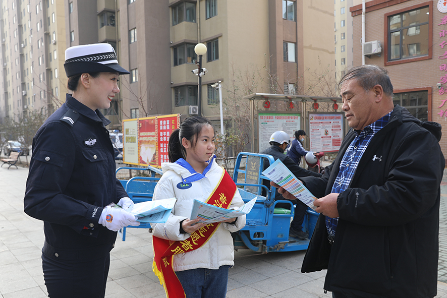 大石桥交警进社区开展交通安全宣传活动