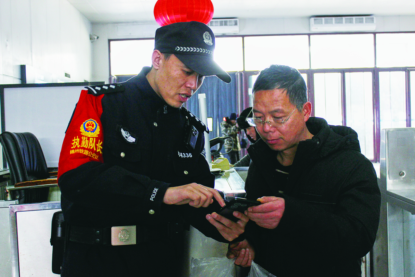 齐明超正在帮旅客查询车票