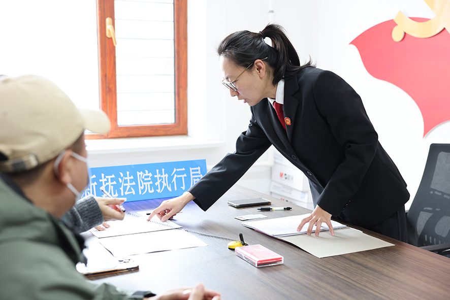 抚顺市新抚区人民法院执行干警在办理一起涉企案件。