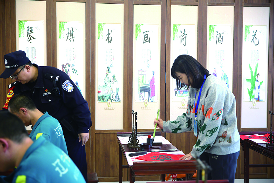 4记者（右）参与活动