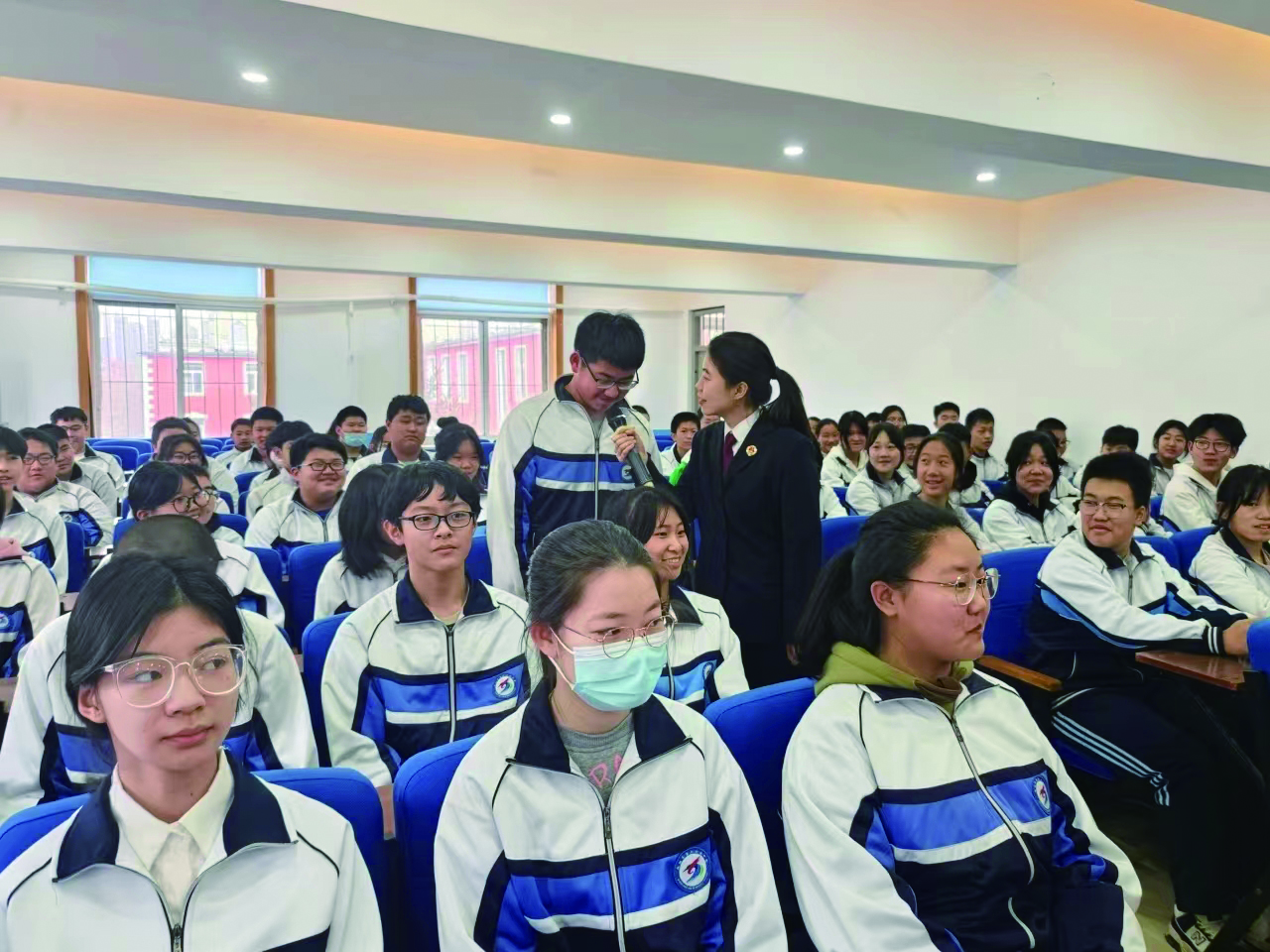检察官与同学互动
