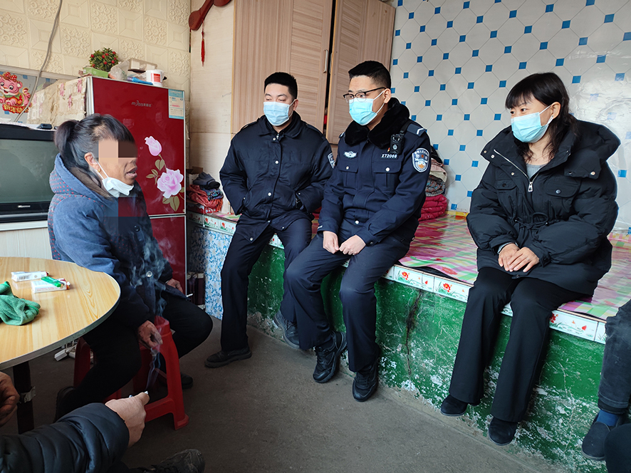 政法委员和民警开展跟踪回访工作