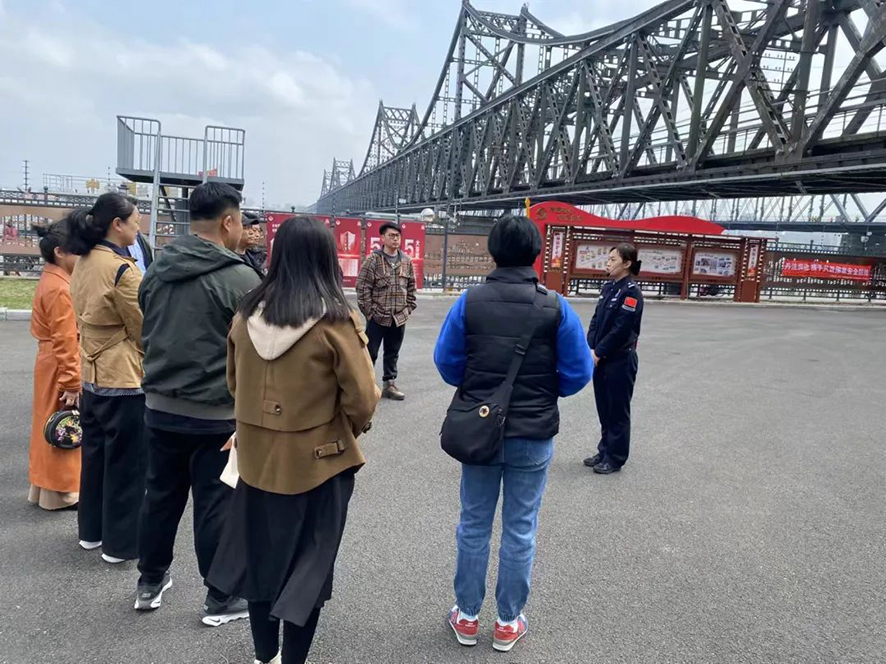 丹东边检站民警在断桥前讲述国家安全