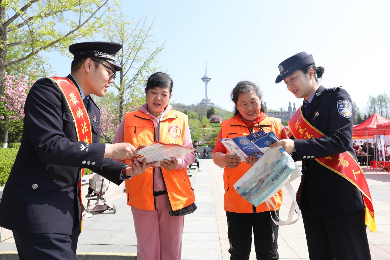发放宣传材料