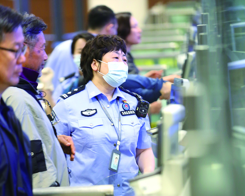 民警在协助首次来华的外国旅客采集指纹。