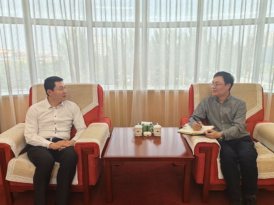 记者（右）采访彰武县委常委、政法委书记高印坤