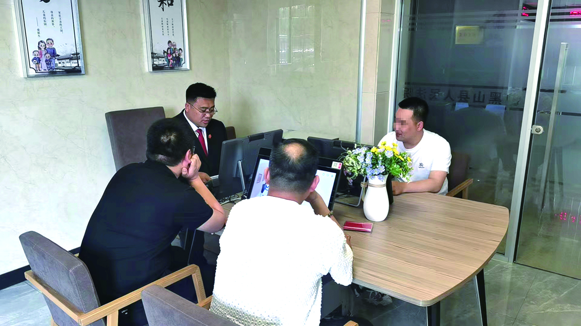 需要挡脸 承办法官组织纠纷双方开展诉前调解