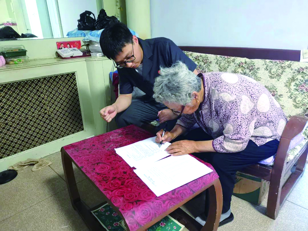营口市西市区人民法院法官助理李孟卿指导老人办理退赔款项相关手续
