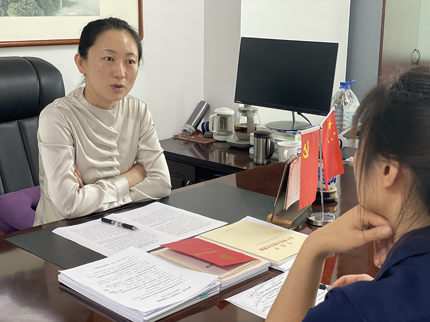 马宁（左）正在接受记者采访