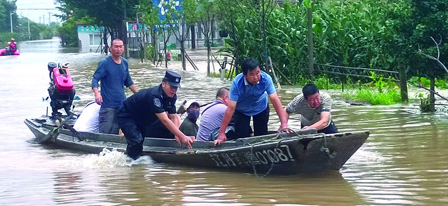 丹东边境管理支队太平湾边境派出所民警转移群众