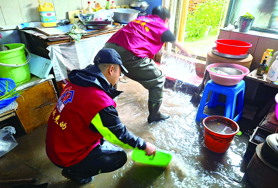 沈阳市辽中区蒲西街道19个社区党组织带领330余名社区工作者投身到雨情最严重、群众最需要的地方