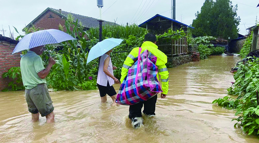 本溪县公安局碱厂派出所雨天救助受困群众