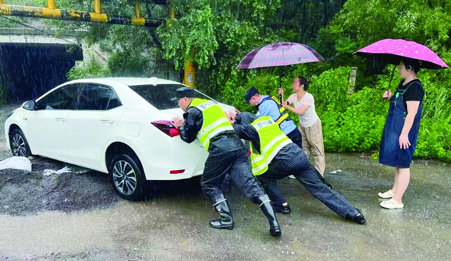 鞍山市公安局经开分局达道湾派出所民警雨中救援被困车辆