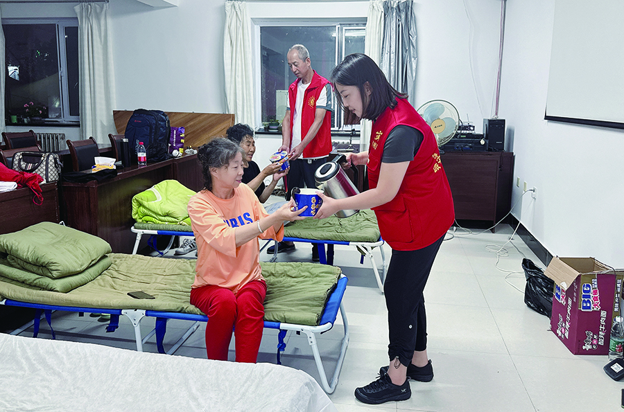 丹东市振安区鸭绿江街道太平社区书记党委刘飞为转移到安置点的居民提供餐食