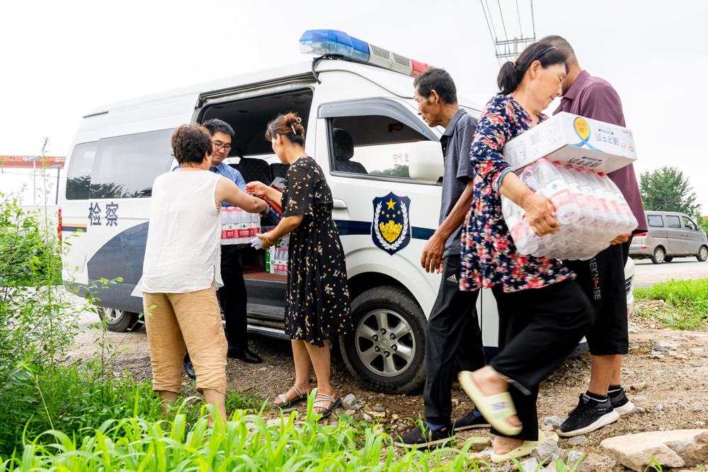 检察干警向安置点运送食品饮料