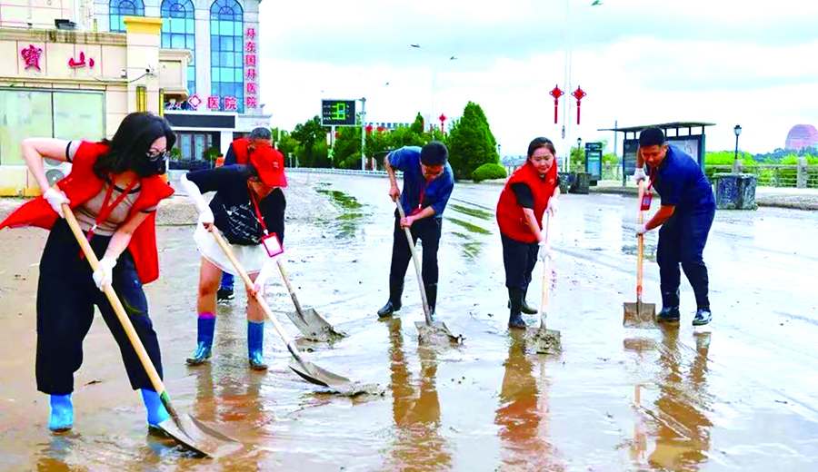 丹东市振兴区临江街道机关干部和党员志愿者积极参与滨江路清洗工作