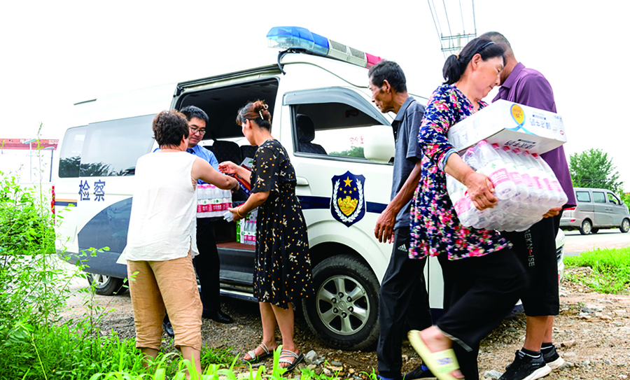 丹东市振安区人民检察院干警向安置点运送食品和饮料